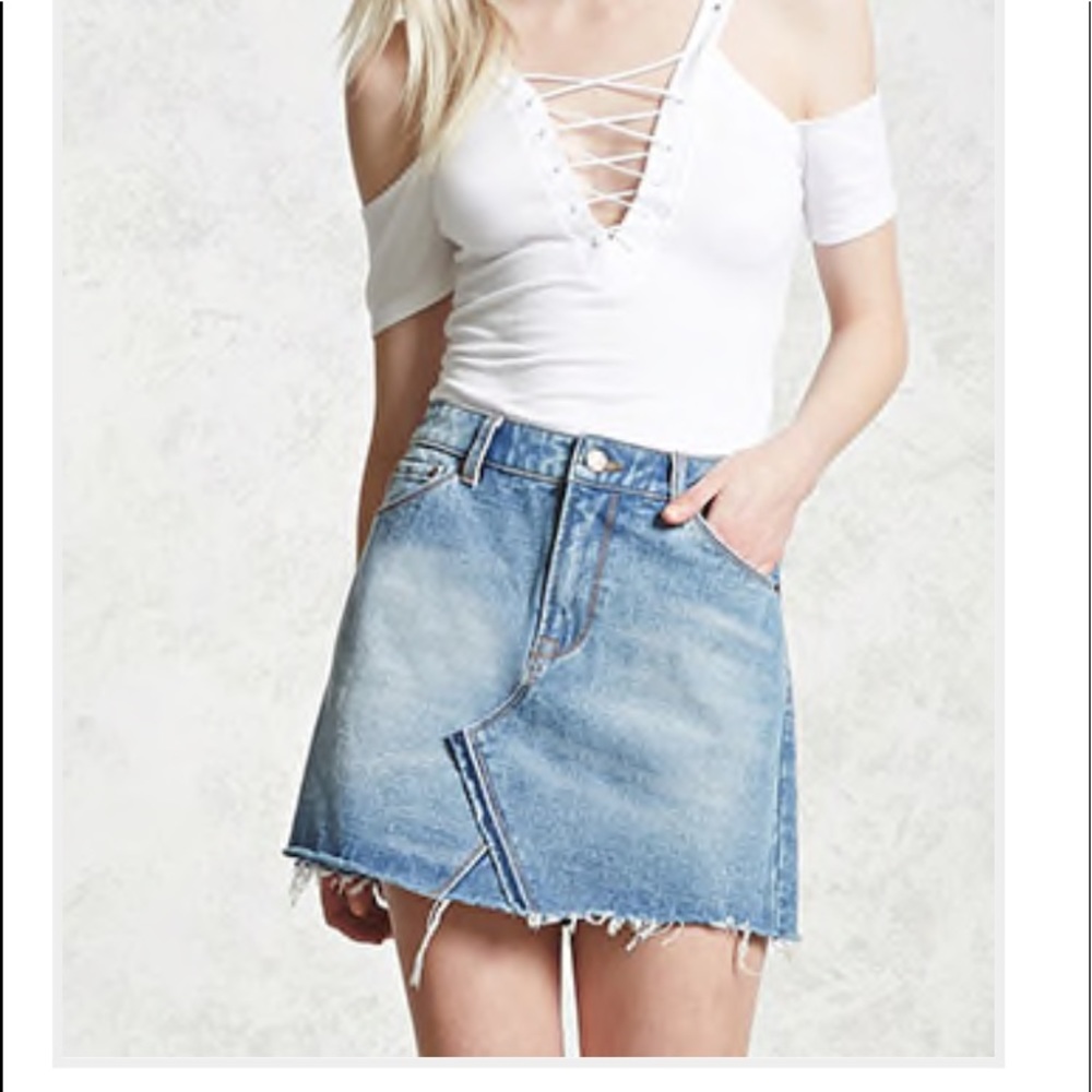 NWT Frayed denim skirt size Medium / 6